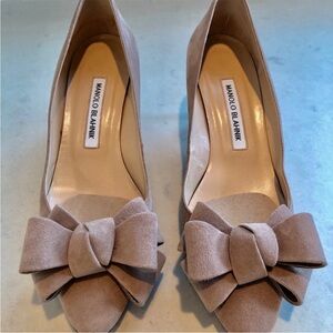 Like New MANOLO BLAHNIK Kitten Heel Pump with Suede Bow